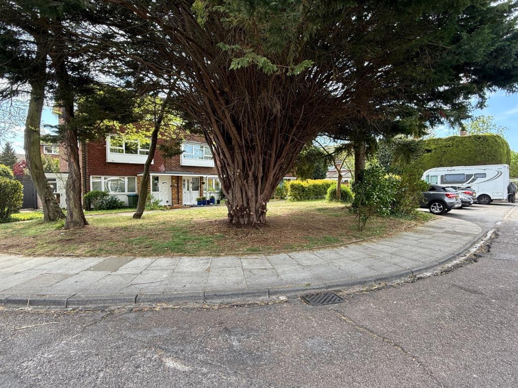Lot: 77 - FREEHOLD PARCEL OF LAND - Parcel of Land, trees and parking area on Watermill Close